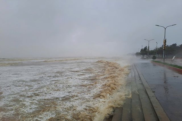 Bão số 13 có thể giật cấp 17, cảnh báo đỏ về rủi ro thiên tai